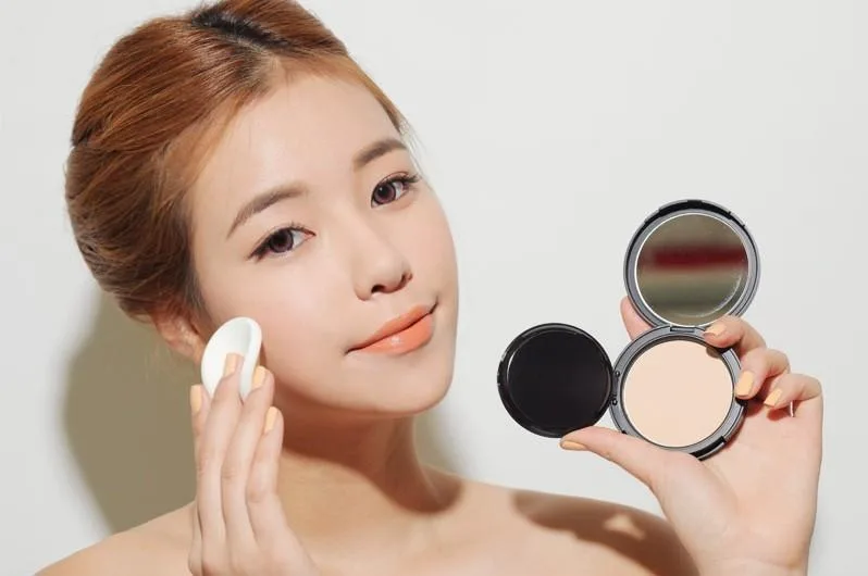 việc lựa chọn phấn phủ phù hợp đóng vai trò quan trọng giúp lớp makeup bền đẹp, khô thoáng và tự nhiên