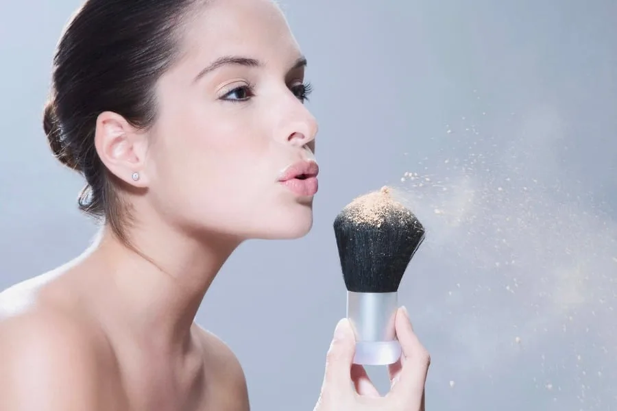 việc lựa chọn phấn phủ phù hợp đóng vai trò quan trọng giúp lớp makeup bền đẹp, khô thoáng và tự nhiên