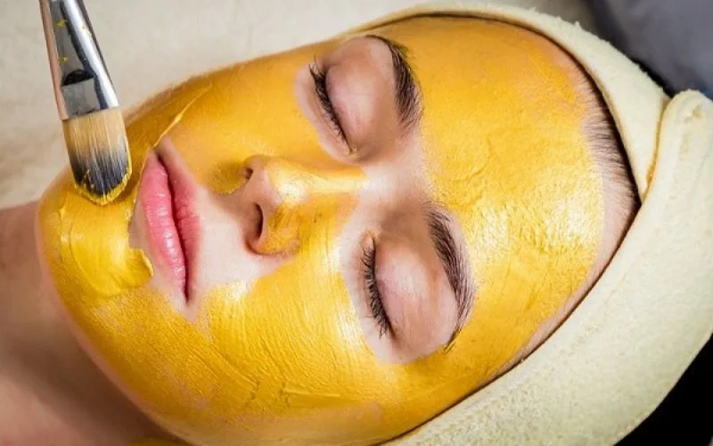 Mặt nạ tinh bột nghệ và mật ong giúp kháng viêm, mờ thâm và làm sáng da hiệu quả.
