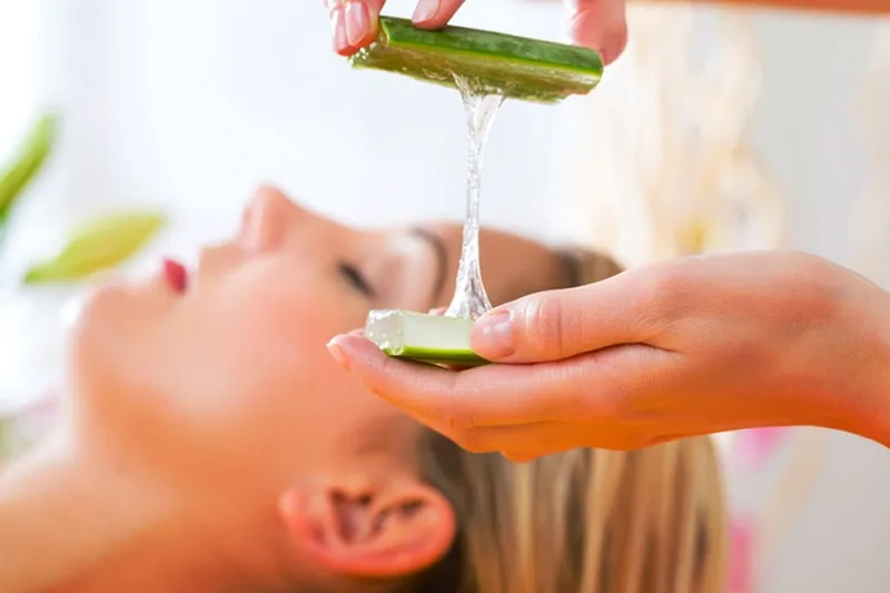 Sử dụng gel nha đam tươi là giải pháp làm dịu da cháy nắng và cấp ẩm tức thì.
