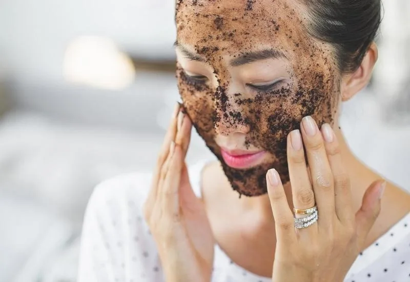 Hỗn hợp bã cà phê và sữa chua giúp tẩy tế bào chết, thu nhỏ lỗ chân lông.