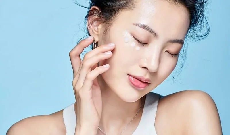 Đừng quên thoa kem chống nắng hằng ngày để bảo vệ làn da sau khi dưỡng bằng mặt nạ tự nhiên.