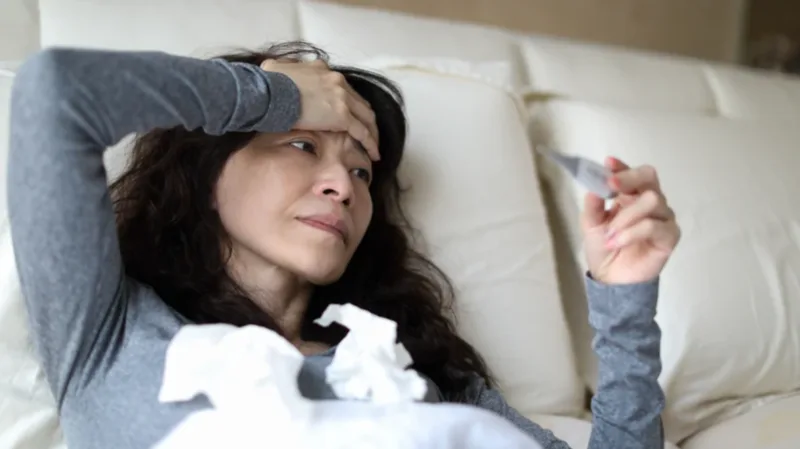 Phần lớn người lớn mắc tay chân miệng diễn biến nhẹ, nhưng mất nước và biến chứng thần kinh vẫn có thể xảy ra trong một số trường hợp hiếm.