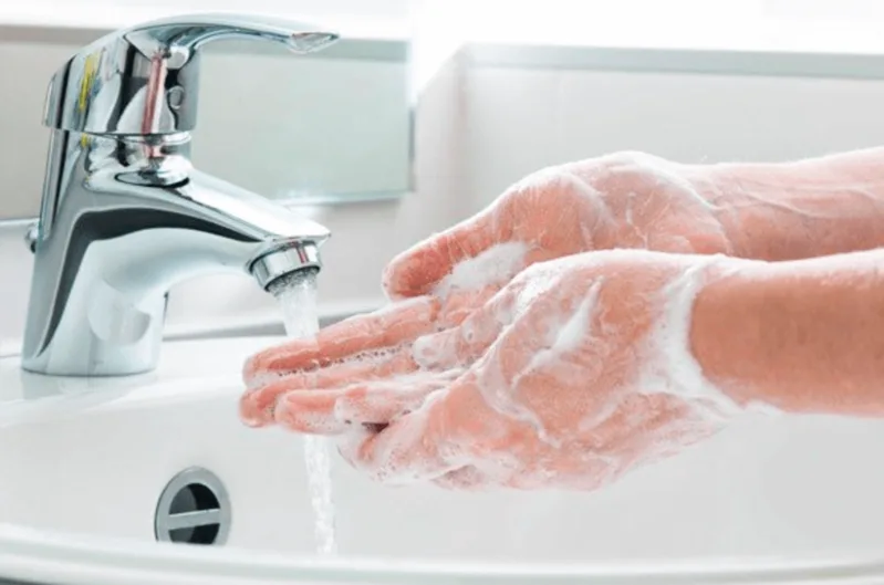 Rửa tay, dùng riêng đồ cá nhân và vệ sinh bề mặt thường xuyên giúp hạn chế virus tay chân miệng lan sang trẻ nhỏ và người thân.