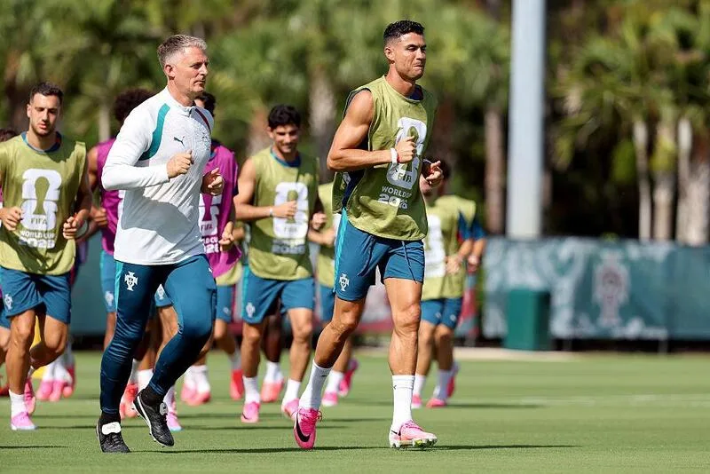 Cristiano Ronaldo chưa giải nghệ chuyên nghiệp và vẫn còn hợp đồng thi đấu cho Al Nassr đến năm 2027