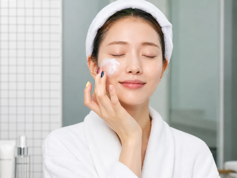 Thoa sản phẩm với lượng vừa đủ và thao tác nhẹ nhàng giúp các lớp mỹ phẩm phân bố đều trên da