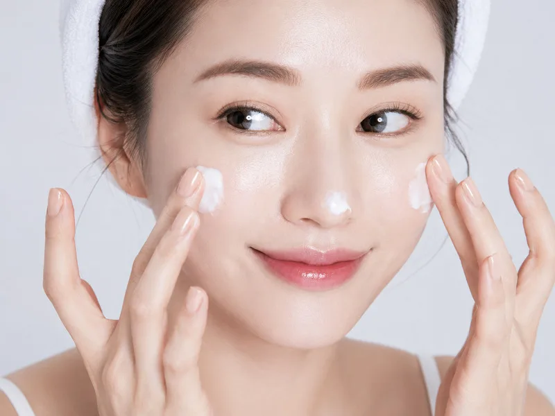 Serum và kem dưỡng cần được lựa chọn theo đặc điểm của da khô, da dầu, da nhạy cảm hoặc da mụn