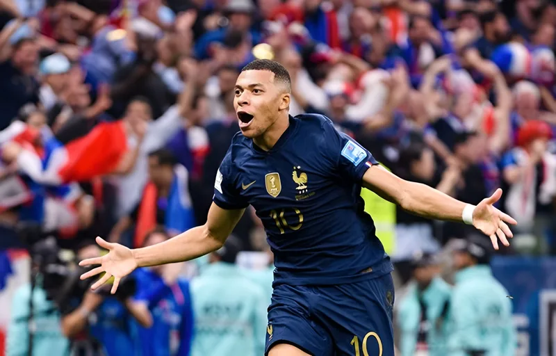 Mbappé cũng gắn với áo số 10 tuyển Pháp, tạo nên hình ảnh quen thuộc trong những giải đấu quốc tế lớn
