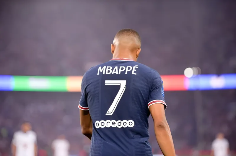 Hành trình số áo của Mbappé trải qua số 7 tại PSG, số 9 và sau đó là số 10 tại Real Madrid