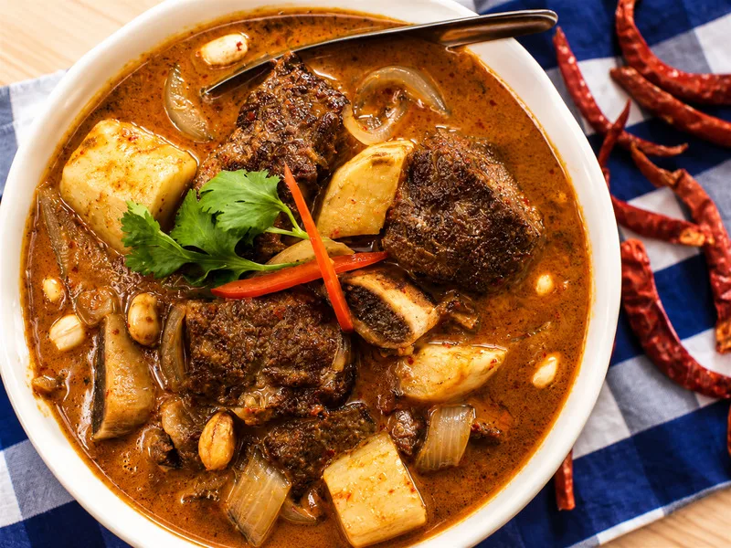 Cà ri Massaman hấp dẫn bởi nước cốt dừa béo, thịt mềm cùng sự hòa quyện của nhiều loại gia vị thơm.