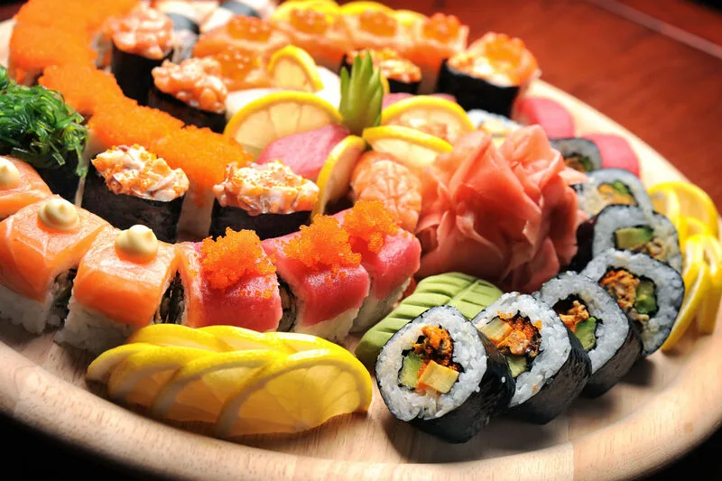 Sushi Nhật Bản chinh phục thực khách nhờ sự tinh tế giữa cơm giấm, hải sản tươi và kỹ thuật chế biến chính xác.