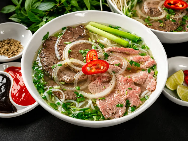 Phở bò Việt Nam gây ấn tượng với nước dùng thơm, bánh phở mềm, thịt bò và nhiều loại gia vị đặc trưng.