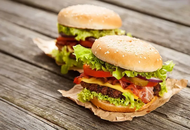 Hamburger trở thành món ăn phổ biến toàn cầu nhờ cấu trúc đơn giản nhưng có khả năng biến tấu đa dạng.