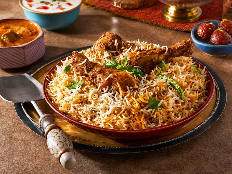 Biryani kết hợp cơm hạt dài, thịt và nhiều loại gia vị thơm tạo nên món ăn giàu hương vị của Nam Á.