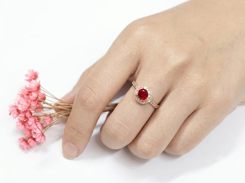 Nhẫn, vòng tay và dây chuyền nên được lựa chọn dựa trên độ bền, sự thoải mái và thói quen sử dụng bên cạnh yếu tố phong thủy.
