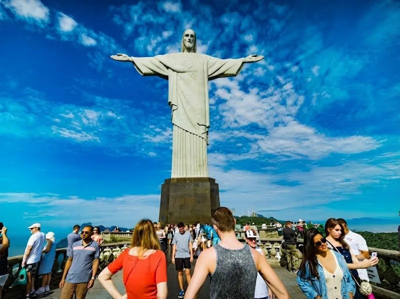 Tượng Chúa cứu thế là điểm đến nổi bật trong hành trình khám phá Rio de Janeiro.