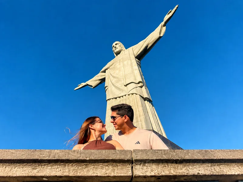 Ánh nắng cuối ngày tạo chiều sâu cho hình ảnh tượng và đường chân trời Rio.