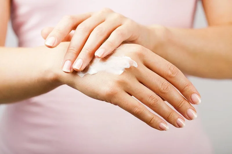 Sử dụng kem dưỡng ẩm hàng ngày giúp củng cố hàng rào bảo vệ và giữ cho da tay luôn mềm mại.
