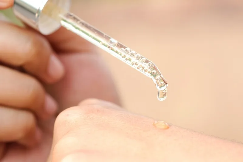 Các hoạt chất như Vitamin C hay Niacinamide hỗ trợ làm đều màu da và mờ đốm nâu hiệu quả.