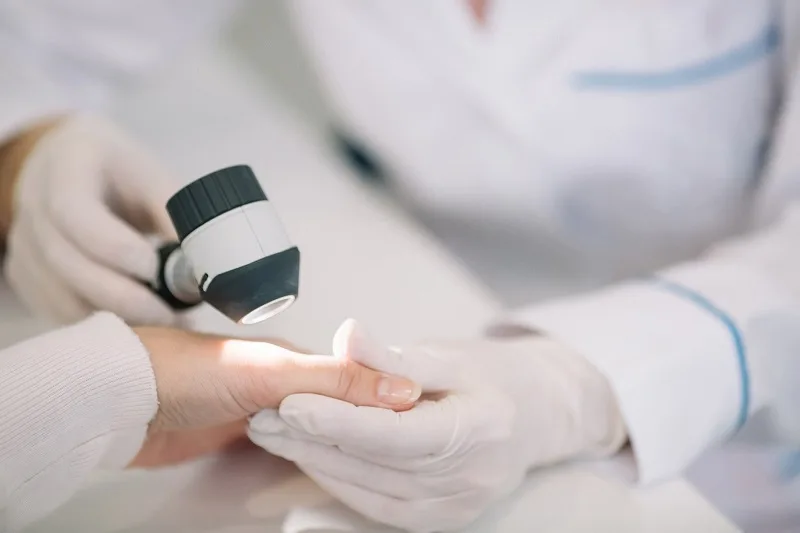 Thăm khám da liễu giúp xác định chính xác tình trạng đồi mồi và nhận lộ trình điều trị an toàn.